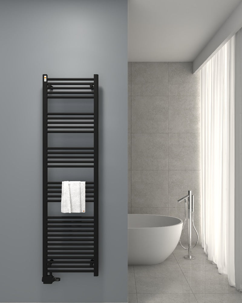 Anwendungsbeispiel: Handtuchheizkörper mit Seitenanschluss Schwarz an der Badwand, 500 x 1800 mm